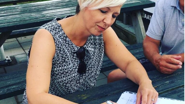 marjoelein ondertekent samenwerking GJS